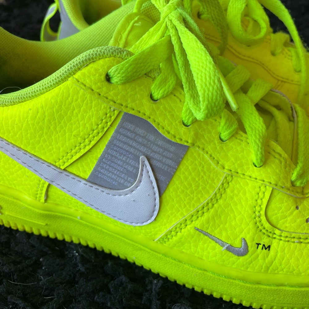 NIKE Air Force 1 Low LV8 Utility GS 'Volt' - Picture 3 of 14